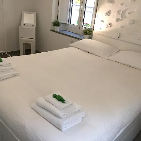 G30 Finalborgo Lodging'N Bike Box Finale Ligure Exterior photo